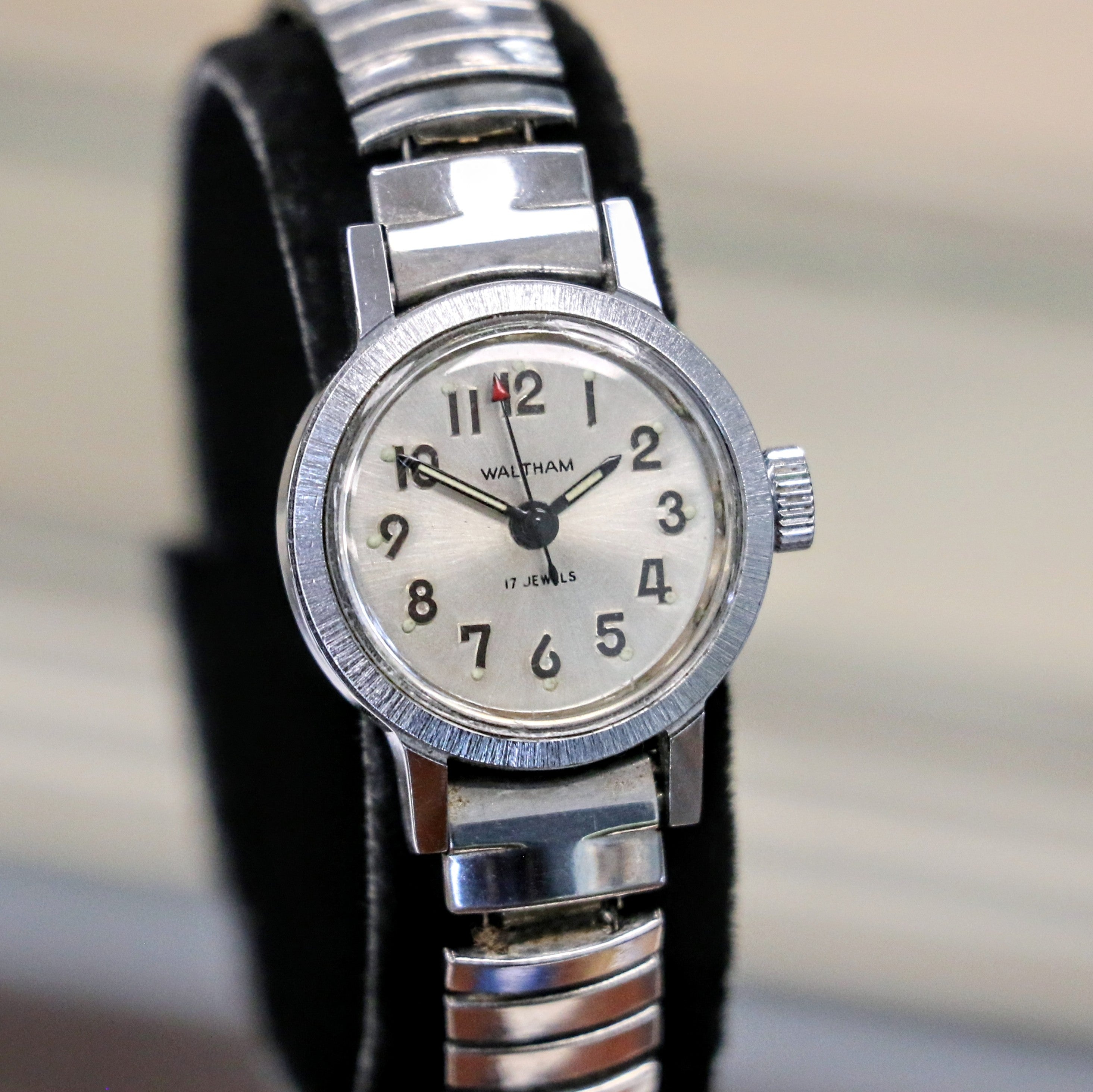 Vintage Ladies WALTHAM Wristwatch 17 Jewels Watch Stainless Steel Flex Bracelet