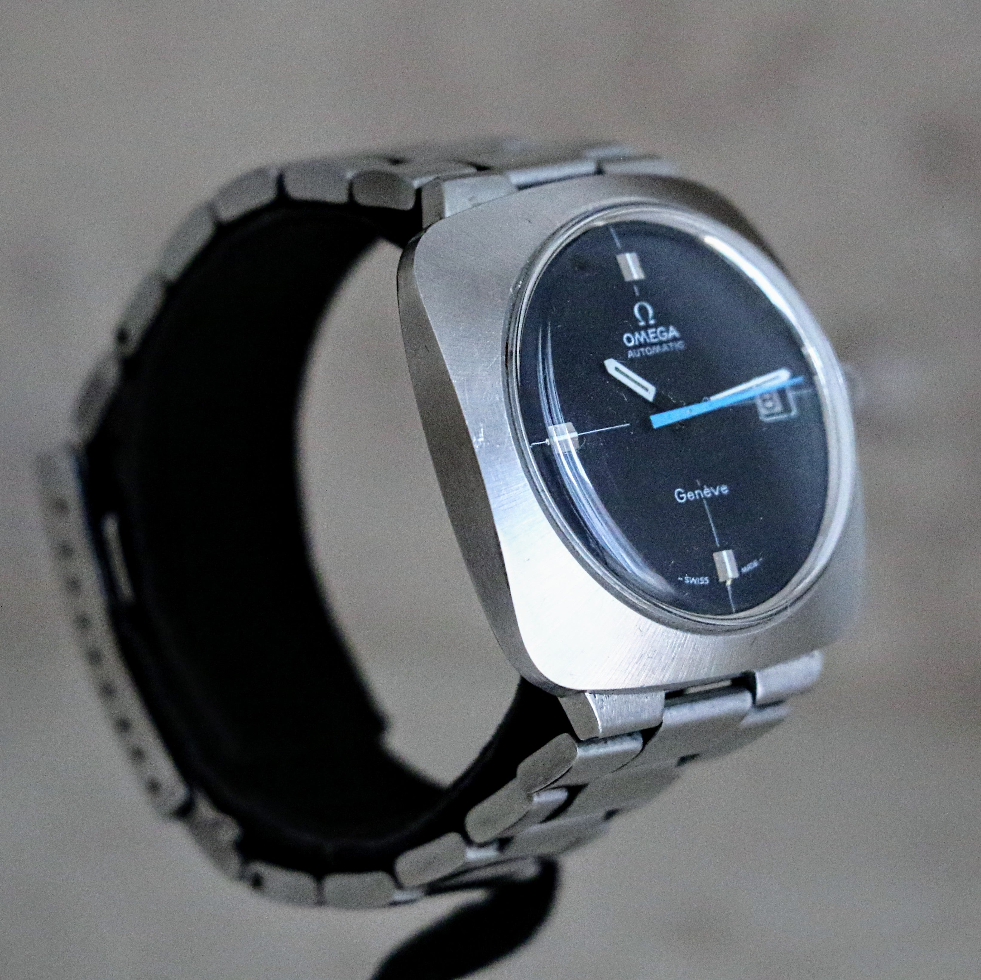 OMEGA Dynamic Geneve Automatic Watch Date & Blue Hand - Cushion 39mm Wristwatch
